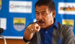 Umuh Muchtar - Jeda waktu FIFA Matchday dimanfaatkan Persib Bandung, untuk mempererat tali silaturahmi dan kekompakan tim, dengan acara botram seusai latihan rutin, Kamis (12/10/2023).
Skuad Persib Bandung mengikuti acara itu di restoran sea food milik Komisaris PT Persib Bandung Bermartabat (PBB), Umuh Muchtar.