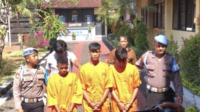 3 pelaku rudapaksa terhadap seorang wanita berinisial AIP (24) saat dihadirkan dalam jumpa pers di Polresta Denpasar.