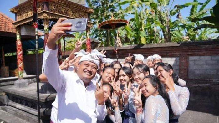 SELFIE - I Made 'Agus' Mahayastra dan Anak Agung Gede Mayun, telah menerima rekomendasi dari DPP PDIP untuk maju sebagai calon bupati dan wakil bupati di Gianyar dalam Pilkada tahun 2024, Rabu 14 Agustus 2024.