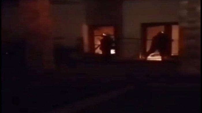 KEBAKARAN - Tangkapan layar rekaman CCTV terduga pelaku pembakaran vila Devalaya.