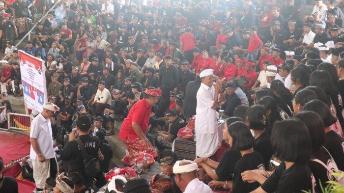 Sekitar 3.500 Warga Kecamatan Bangli memenuhi wantilan Desa Pengotan pada kampanye terbuka tahap I paslon Gubernur dan Wakil Gubernur Bali nomor 2 Wayan Koster dan Giri Prasta (Koster-Giri) Minggu 13 Oktober 2024.