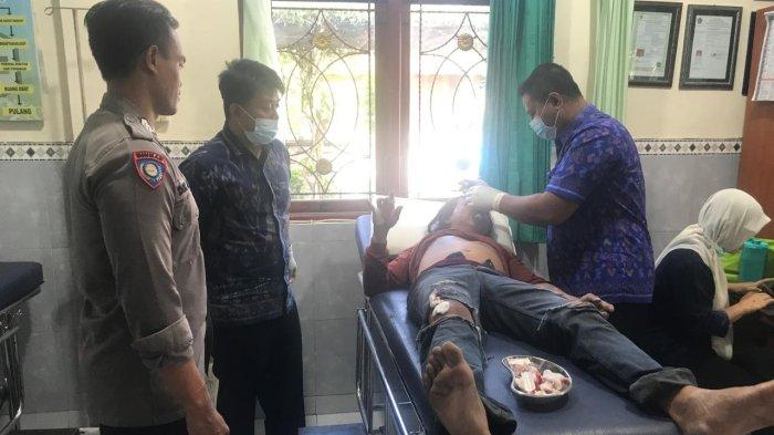 Korban saat mendapat penanganan di fasilitas kesehatan serta kondisi kendaraan yang terlibat kecelakaan di Jembatan Yeh Embang, Kecamatan Mendoyo, Jembrana, Kamis 29 Agustus 2024.
