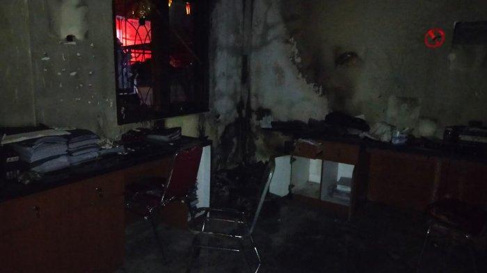 Suasana pasca peristiwa kebakaran yang terjadi di Kantor Perbekel Desa Pohsanten, Kecamatan Mendoyo, Jembrana, Selasa 3 Oktober 2023 malam.