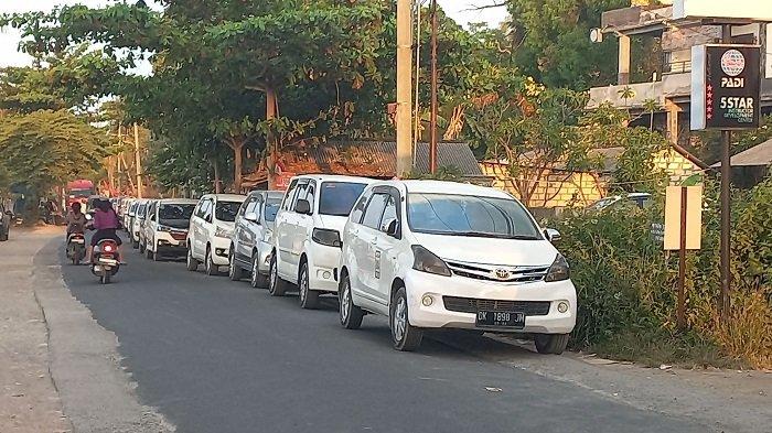 Antrean panjang kendaraan mobil untuk mendapatkan BBM (Bahan Bakar Minyak) terjadi di Nusa Penida, Kamis (5/10/2023).