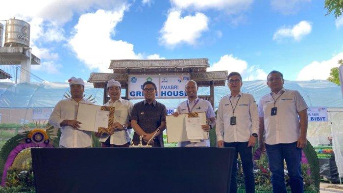 Selain Program Penataan Lingkungan (Ekosistem Urban Farming), pada kesempatan tersebut juga diserahkan bantuan Sarana dan Prasarana Pengolahan Sampah Organik kepada Yayasan Al Hikmah Joglo yang memiliki semangat yang sama untuk menyelesaikan masalah sampah organik secara terintegrasi.