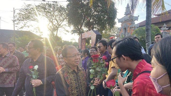 Ratusan ASN yang juga terdiri dari Kepala Dinas dan Pimpinan Instansi lainnya, berkumpul didepan Gedung Ksirarnawa, Art Center, untuk memberikan setangkai bunga mawar sebagai ucapan terima kasih kepada Gubernur Bali, Wayan Koster, dan Wakil Gubernur Bali, Tjokorda Oka Artha Ardhana Sukawati (Cok Ace).
