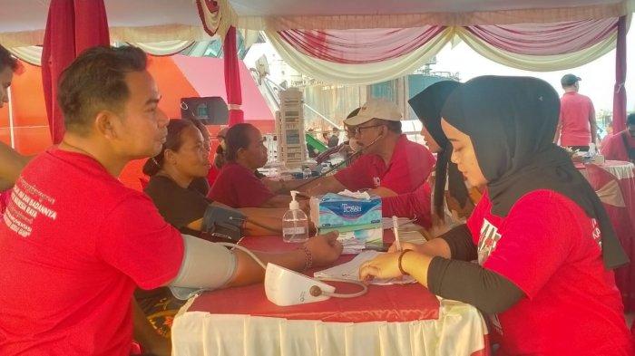 KESEHATAN GRATIS - RS Apung Laksamana Malahayati memberikan pelayanan kesehatan gratis di Pelabuhan Celukan Bawang, Kecamatan Gerokgak, Buleleng, Jumat (13/10).