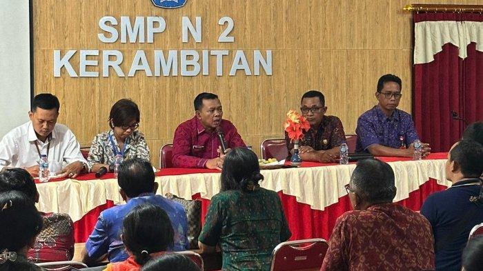 RAPAT - Disdikpora Tabanan saat melakukan rapat koordinasi terkait kasus eksploitasi siswi di media sosial yang dilakukan gurunya di SMP 2 Kerambitan Tabanan, Rabu (21/8).