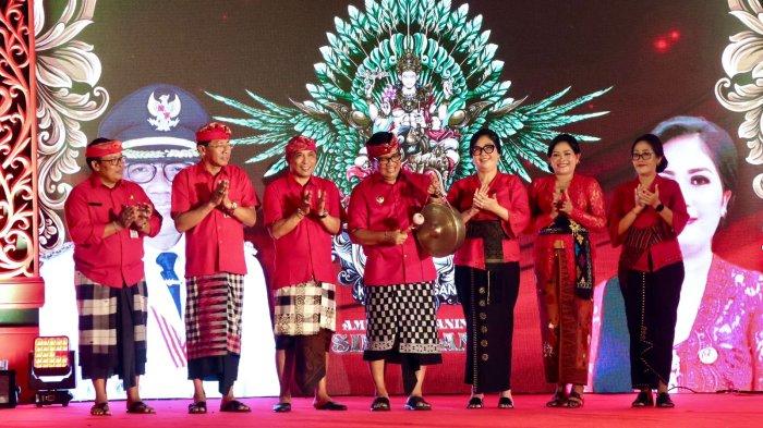 Bupati Tabanan, Dr. I Komang Gede Sanjaya, S.E., M.M., bersama istri, Ny. Rai Wahyuni Sanjaya yang juga selaku Ketua TP PKK Kabupaten Tabanan, kembali menunjukkan komitmen dan dukungannya yang kuat terhadap pengembangan seni dan budaya Tabanan. Pada hari Kamis (28/11), dalam rangkaian pembukaan HUT ke-531 Kota Singasana Tabanan, mereka hadir langsung untuk memberikan perhatian dan semangat terhadap penampilan Gong Kebyar Wanita, yang tampil pada Lomba Gong Kebyar Wanita se-Kabupaten Tabanan yang digelar di Gedung Kesenian I Ketut Marya, Tabanan.
