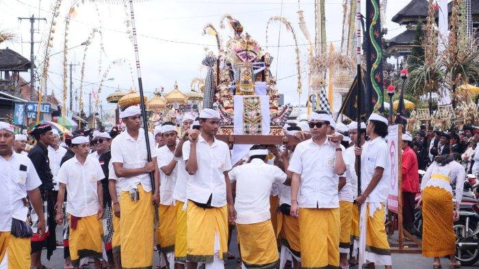 RITUAL - Ngusaba Kadasa Pura Ulun Danu Batur, Tahun Saka 1947 (tahun 2025) akan dimulai pada Tilem Kasanga, 28 Maret 2025.
Selama pelaksanaan upacara, Desa Adat Batur selaku pangemong pura mengimbau umat yang akan bersembahyang dapat meminimalisasi dan mengelola sampah, khususnya sampah plastik.