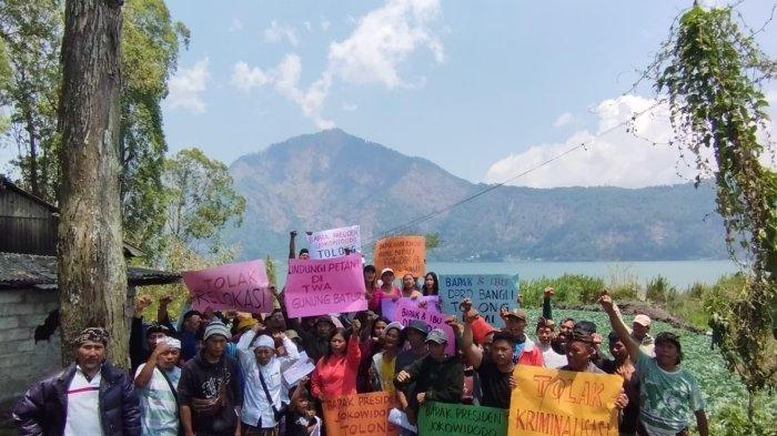 AKSI PENOLAKAN - Masyarakat saat menggelar aksi di pesisir Danau Batur, Kintamani, beberapa waktu lalu.