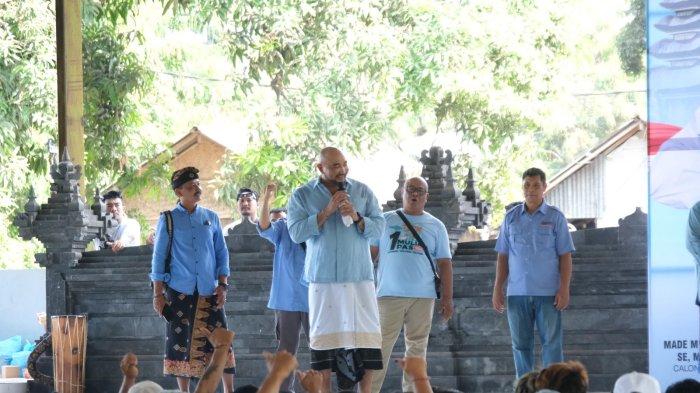 KAMPANYE - Made Muliawan Arya dan Putu Agus Suradnyana saat menggelar kampanye yang berlangsung di Kecamatan Kubutambahan, Senin (7/10).