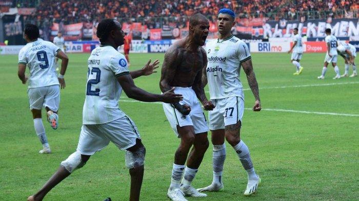 Info hot transfer Persib Bandung kian kencang berembus, khususnya pasca rumor David da Silva (DDS) out kian kuat.
DDS belakangan jadi bulan-bulanan Bobotoh, karena hasil minor yang didapat skuad Maung Bandung.
Terakhir Persib Bandung vs Persija Jakarta hasilnya imbang dengan skor 1-1, pada laga lanjutan Liga 1 2023-2024 di Stadion Patriot Candrabhaga, Kota Bekasi, Sabtu 2 September 2023.