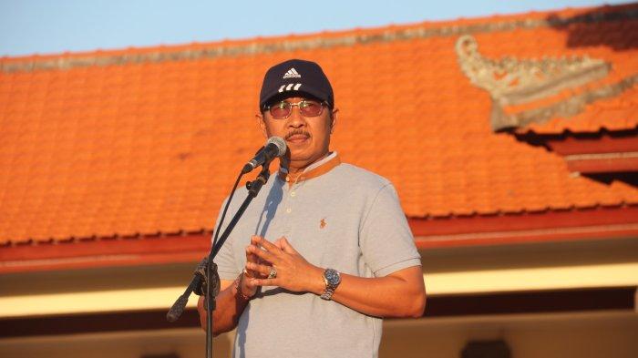 IMBAU - Sekda Buleleng, Gede Suyasa saat mengimbau larangan judi online kepada pegawai Pemkab Buleleng saat Apel Krida dan senam bersama di Taman Kota Singaraja, Jumat, (5/7).