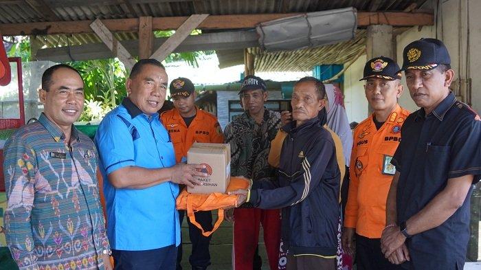 Pemerintah saat menyalurkan bantuan kepada korban terdampak bencana alam di Jembrana, Selasa 24 Desember 2024.