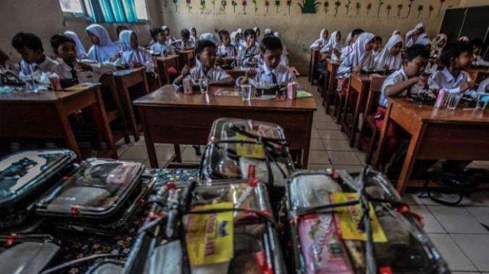 MAKAN GRATIS - Program makan siang gratis di sebuah sekolah, baru-baru ini. Bapanas tak menampik pemerintah bakal melakukan impor demi memuluskan program makan siang gratis.