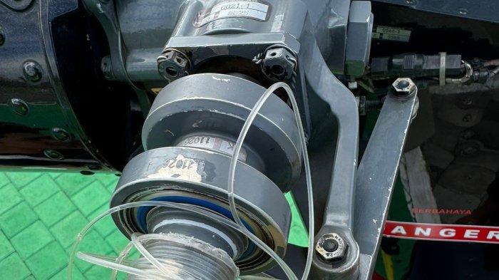 Diunggah di media sosial instagram @otbanbali video yang memperlihatkan adanya baling-baling helikopter terlilit tali layang-layang.