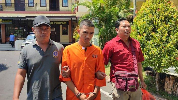 Polisi menggiring tersangka Ketut Danu Indrawan, Jumat (29/9/2023).