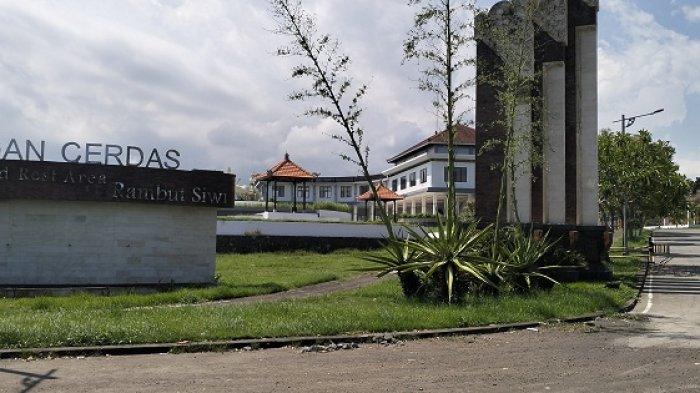 PROYEK SIRKUIT - Anjungan Cerdas Rambut Siwi (ACR) di Desa Yehembang Kangin, Kecamatan Mendoyo, Jembrana, Senin (15/4). Tempat ini akan dijadikan sirkuit road race.
