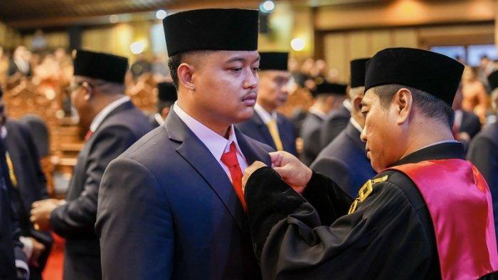 DILANTIK - Bima Nata saat dilantik menjadi Anggota DPRD Badung periode 2024-2029 di Gedung DPRD Badung, Senin (5/8).