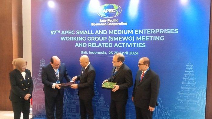 MenKopUKM Teten Masduki didampingi SesmenKopUKM dan Deputi Kewirausahaan KemenKopUKM berfoto bersama Carlos Obando, selaku Program Director, APEC Secretariat on SMEWG dan Aaron Syder, selaku SMEWG Chair.