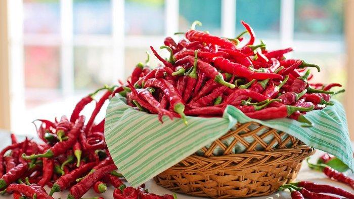 Menurut data yang diperoleh, kenaikan harga ini terjadi pada cabai rawit merah super saja. Sementara, harga barang bahan pokok lainnya masih stabil.
