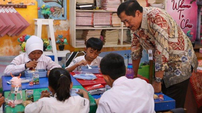 Pj Gubernur Jawa Tengah, Nana Sudjana menggalakkan kegiatan pemberian makanan bergizi untuk anak dan ibu hamil. Hal ini untuk mengatasi problem kemiskinan dan stunting di wilayah tersebut.