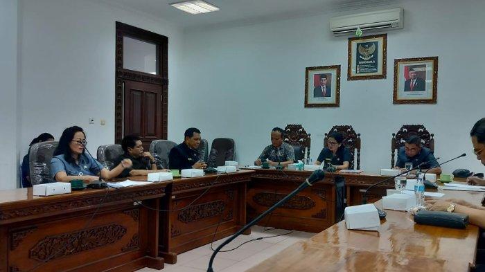 WABAH DBD - Rapat antara Komisi IV DPRD Gianyar dengan Dinas Kesehatan Gianyar, Senin (27/5). Demam Berdarah Dengue (DBD) di Gianyar sudah menembus 2.300 kasus dengan dua pasien meninggal dunia.