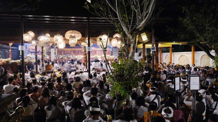 Salah satu upacara adat massal di Kabupaten Gianyar, Bali. Upacara massal di griya dan pasraman jadi kebutuhan di era industri.
