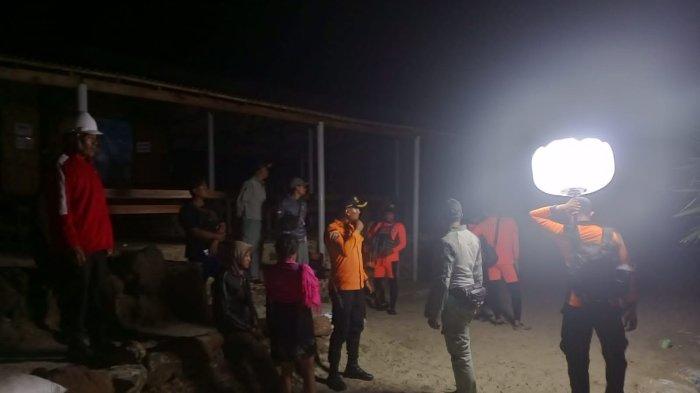 Tim SAR melanjutkan pencarian terhadap seorang warga, Johan Bagus Susanto (22) yang hilang setelah terjatuh dari tebing karang Pantai Bias Tugel di Desa Padangbai, Kecamatan Manggis, Minggu (30/6/2024).