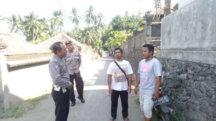 Petugas Polsek Manggis sedang melakukan pencarian orang hilang di Manggis, Senin (2/10/2023).