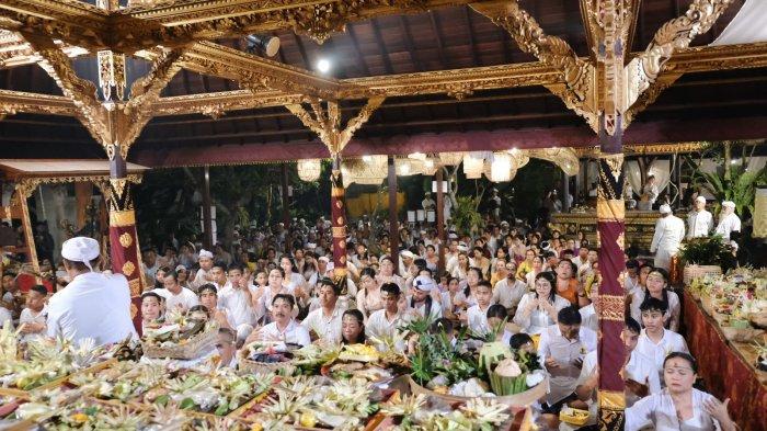 Salah satu upacara adat massal di Kabupaten Gianyar, Bali. Upacara massal di griya dan pasraman jadi kebutuhan di era industri.