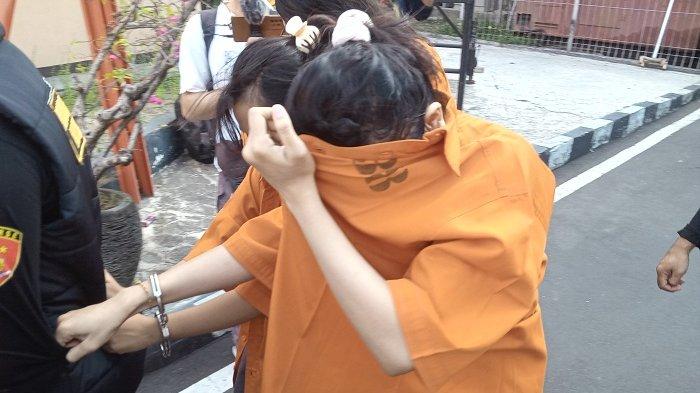 DIAMANKAN - Anak dibawah umur itu turut dijajakan sebagai terapis, yang mempertontonkan seksualitas dan juga melayani hingga hubungan badan dengan tarif Rp 1 - Rp2,5 juta bergantung treatment yang dipilih oleh tamu.