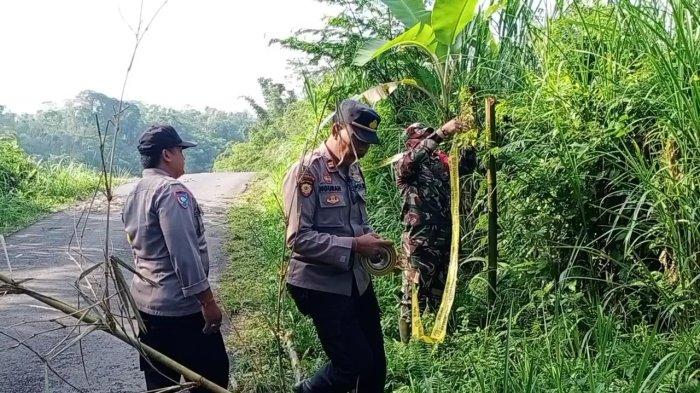 Jebol - Ruas jalan penghubung Banjar Dinas Malet Tengah, Desa Tiga dengan Banjar Dinas Malet Gusti, Desa Penglumbaran, Kecamatan Susut yang jebol pada Rabu (10/4/2024)