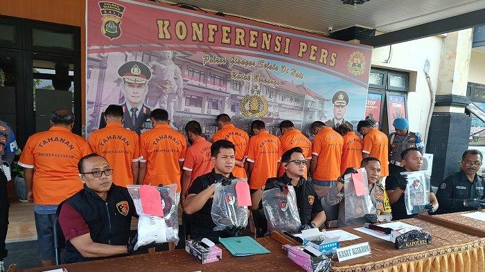 Polres Gianyar, Bali menggelar konferensi pers terkait kasus pemuda NTT, Dedianus Kaliyo (19) yang tewas dikeroyok di Desa Bakbakan, Kecamatan Gianyar, Kamis 24 Oktober 2024.