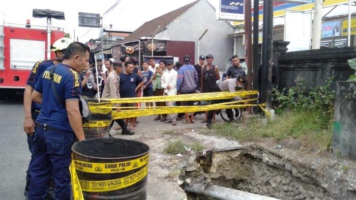 Trotoar Jebol - Petugas Pemadam Kebakaran dan Penyelamatan Badung langsung memasang garis waspada di trotoar yang jebol di jembatan Abiansemal, Badung, Rabu (6/9).
