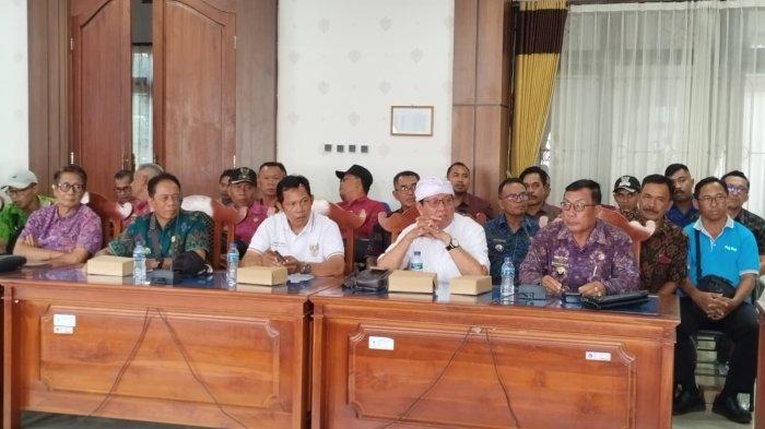 DATANGI DPRD - Ratusan perbekel mendatangi DPRD Buleleng untuk meminta kejelasan dana BKK dari Pemkab Badung yang belum cair, Selasa (17/12).