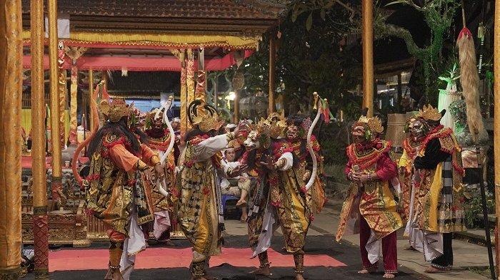 MENARI - Tarian topeng dimulai malam hari, di Pura Desa, Desa Pakraman Ubud, Gianyar Bali. Tarian topeng atau tapel ini dipersembahkan oleh Puri Kauhan Ubud, pada 19 November 2024.