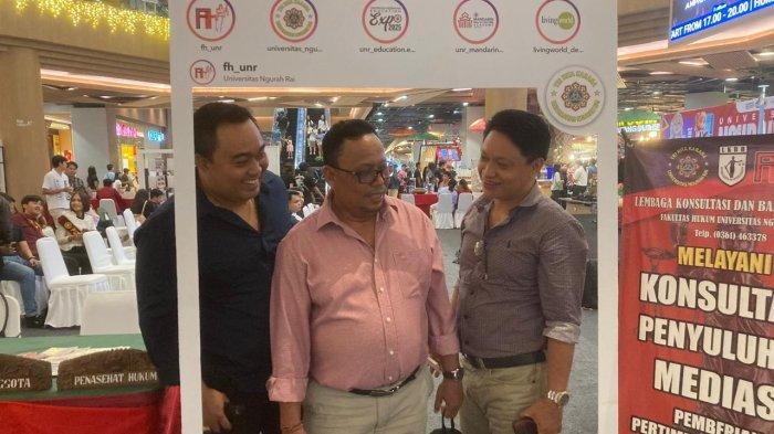 BINCANG - Dekan Fakultas Hukum UNR, Dr. IWP Sucana Aryana, SE., SH., MH.(tengah) saat berbincang dengan pejabat Fakultas Hukum UNR di Denpasar.