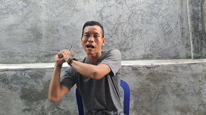 Kesaksian - Kadek Agus Ariawan saat ditemui di kediamannya di Kelurahan Liligundi, Kecamatan Buleleng pada Sabtu (22/3/2025). Agus menceritakan ihwal pengalamannya selama delapan bulan menjadi korban TPPO di perbatasan Myanmar - Thailand.