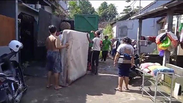 Truk DLH membantu warga membuang sampah pasca hujan.