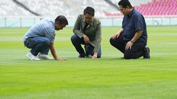 Ketum PSSI, Erick Thohir saat meninjau kondisi rumput Stadion Utama Gelora Bung Karno (SUGBK), Jumat (8/11). SUGBK bersolek menyambut dua laga penting Timnas Indonesia. Garuda akan menghadapi Jepang dan Arab Saudi dalam lanjutan babak ketiga Kualifikasi Piala Dunia 2026 Zona Asia.