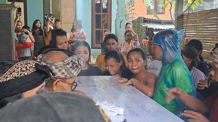 PULANG - Anak-anak Ni Ketut Nurhayati tak kuasa menahan tangis melihat peti jenazah ibunya.