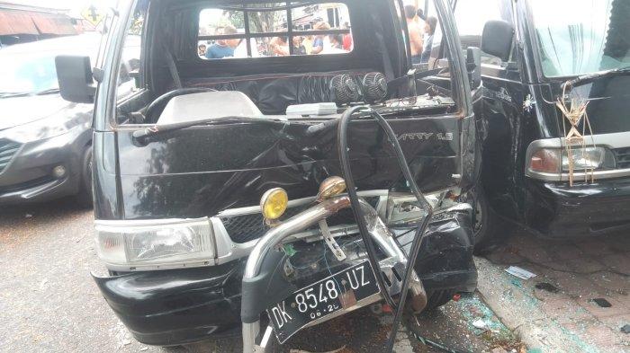 OLAH TKP - Anggota Satlantas Polres Buleleng saat melakukan olah TKP pasca peristiwa kecelakaan beruntun di ruas jalan Singaraja-Amlapura, tepatnya di wilayah Desa Giri Emas, Kecamatan Sawan, Buleleng, Senin (28/4).