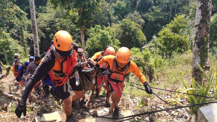 Setelah dua hari pencarian, akhirnya tim SAR gabungan menemukan korban yang sempat dikabarkan hilang di Desa Riang Gede, Kecamatan Penebel, Tabanan, Kamis (19 Oktober 2023) pukul 14.05 Wita.
Jenazah korban atas nama I Dewa Ketut Sudiarta (88), ditemukan di bantaran sungai dekat tebing Tukat Pengerarungan dengan posisi tertelungkup.
Di tubuhnya terlihat luka di tangan dan kepala.