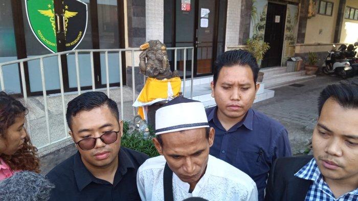 Achmad Sodikin, kakak kandung korban, bersama kuasa hukum di Polresta Denpasar, pada Senin 9 Juni 2025.