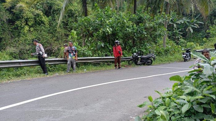 Olah TKP - Polisi saat melakukan olah TKP pasca truk terperosok di kebun warga.