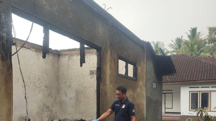 Suasana saat polisi melakukan olah TKP kebakaran rumah warga Banjar Pasar, Desa Yehembang, Kecamatan Mendoyo, Jembrana, Minggu 15 Desember 2024.
