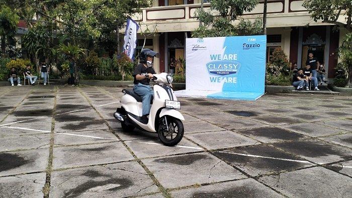 Momen saat seorang guru dan seorang siswa berkesempatan test drive motor baru Yamaha bernama Filano di areal lapangan SMA Negeri 2 Negara, Jembrana, Senin 3 Juni 2024.