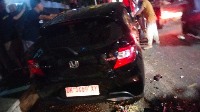 Olah TKP - Anggota Satlantas Polres Buleleng saat melakukan olah TKP pasca peristiwa kecelakaan beruntun di ruas jalan Singaraja-Amlapura, tepatnya di wilayah Desa Giri Emas, Kecamatan Sawan, Buleleng. Senin (28/4/2025)